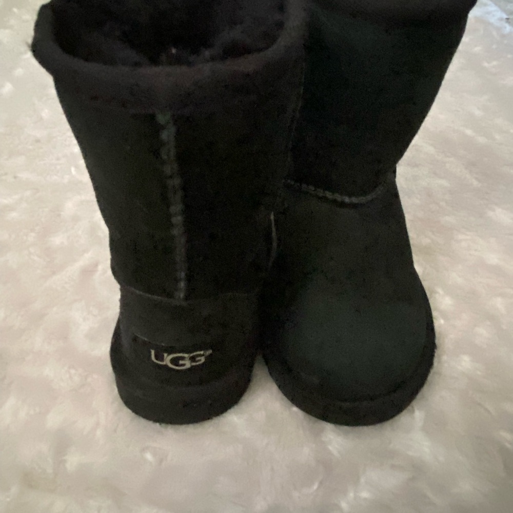 Girl’s UGG’s size 9